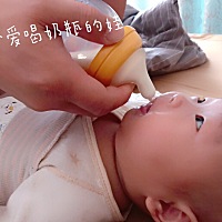 太难太难了，他爸挤奶给他喝。奶瓶贝亲的，新安怡的，咕咕的都买过了。就差没买奶瓶中的爱马仕了！