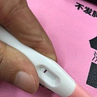 今天排卵同房第十天，昨天测大白板，今天测有点印子，你们还能看见？是我幻觉嘛
