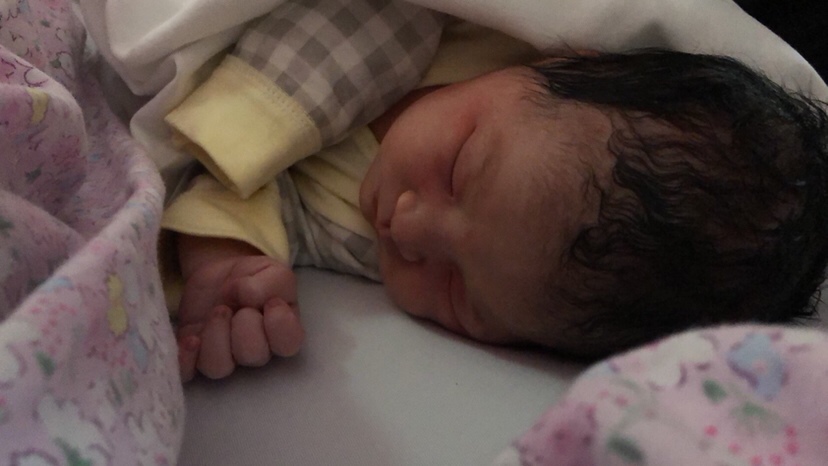 说一下我自己的经历，4月15号做完产检，医生说胎心不太好，让第二天再来做检查，当时我就说如果还是不过的话直接安排我住院，给我打催产素快点出来吧，因为离预产期也就两天了，回家收拾了一下东西，没想到当天晚上去散步，正走着羊水突然破了，时间19.54，屁颠屁颠的去医院了，八点半见的红，但是肚子不疼，九点开始住院了，痛苦开始了，五分钟一次宫缩，超级痛想跳楼，想打无痛，但是医生说要等到早上八点半医生上班才有，然后帮我查了一下宫口说了句你这宫口还没开呢，最少开两指才可以，到了四点才开了一指，六点医生挂了催产素，早上十点才开了不到二指头，中间催了医生无数次，就差跪地求饶了，终于快11点的时候，开三指了，打上了无痛，我只想说，神仙发明啊，简直幸福的要上天了，后面痛的基本没感觉了，立马就去吃饭了，然后刚过12点进了产房，全程配合医生，不到半小时，妹妹出来了，没有撕裂，而且麻药劲还没过，感觉一点都不痛，整个人都飘了，另外题外话，由于各种催想打无痛，里面的医生都认识我了，而且以为打了麻药会很慢，没想到比我先进产房的两个孕妈比我后出来，因为整个孕期没查，所以妹妹我也很开心，而且真的很乖，最后祝大家要儿得儿，要女得女，平安健康！