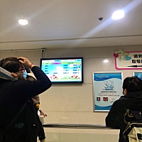 小宝两个月零七天 月地里我就发现小宝一只眼睛总是有眼屎 每天早晨起床眼睛都会被眼屎糊住 百度了一下说...