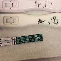 距离大姨妈还有2天 4.17不是晨尿测的 4.18晨尿测的 为什么验孕条比验孕棒浓一些 这会炸糊吗？