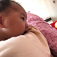 母乳不足，只能混合喂养，宝宝两个月最近开始不吃奶嘴了，每次吃奶瓶都嗷嗷大哭，我奶水不够，只能给他...