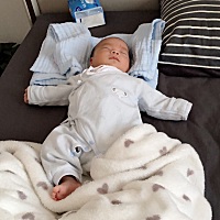 天气太热，踢被子，穿两件衣服热出痱子，幸亏涂了炉甘石洗剂终于好了，心疼我宝