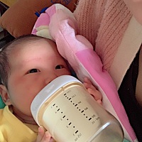 从生下他到现在没睡过一个整觉，隔两个小时喂一次奶，刚出30天月子家里人一大家子都去上班了，我老公他...