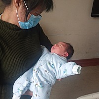1.上身早，月经过后三天就是鲜红的两条杠 2.孕囊是长形 3.前六个月一直吐，反酸水，孕期一直便秘，开塞...