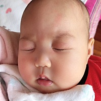 宝贝3个多月，纯母乳喂养，有四天没拉臭臭了，正常吗