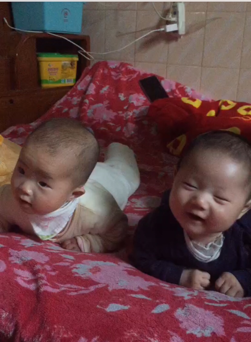 左边是小姐姐，五个月多母乳喂养，我儿奶粉喂养