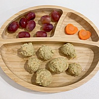 到了宝宝7-9个月，宝宝能够自己用手捡起小的物品，这时我们就可以为宝宝准备手指食物，一方面可以通过进...