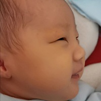 我闺女刚出院就婆婆搂，现在我还没出月子还是晚上宝宝抱过来吃奶，吃完奶婆婆就抱对头搂着睡，白天放我...