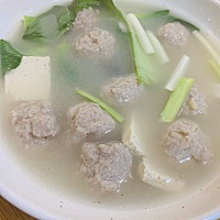 白吉馍和千层馍比，我还是比较喜欢吃层层馍哈哈哈😄带娃去看了老公的大爷，全家在附近吃了生川丸子汤...