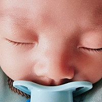 你高兴了，我奔溃了！不抱就咧着嘴哭，放床上不睡觉，除了要抱着睡你到底想还想怎样？快疯了……