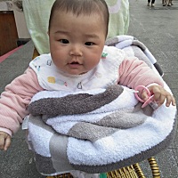 在我肚子里就不老实，8个多月的时候天天晚上不睡觉用手扣我肚子，扣的想吐，出来了天天闹，给她奶奶带回...