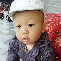 小可爱14个月了，会爬会走会跑，一刻不停闲！