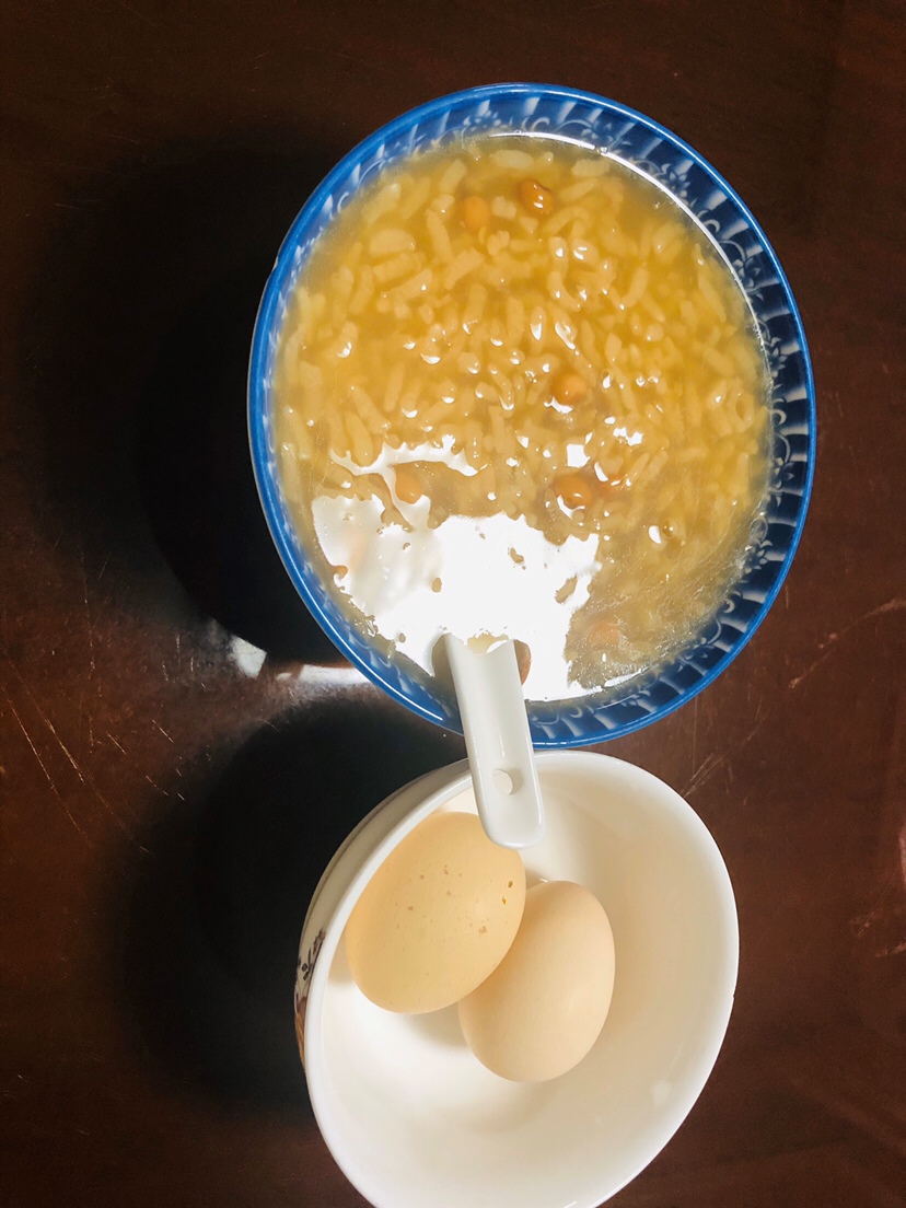 早餐：糯米红豆汤 水煮土鸡蛋