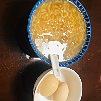 月子前两周要注意不能大补哦 早餐：糯米红豆汤 水煮土鸡蛋 午餐：姜片炒小白菜、猪尾炖红豆、艾草汤 下...