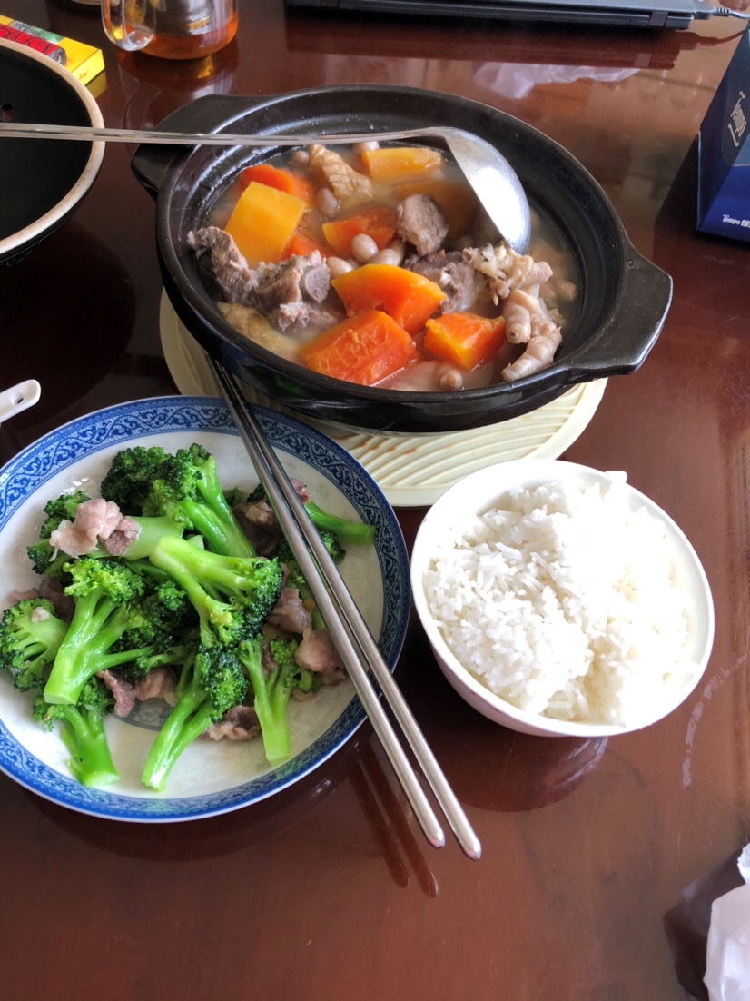 晚餐：木瓜炖排骨、菜花炒瘦肉（木瓜汤）