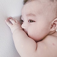 这一系列的百天照是自己动手diy的，道具也都是自家的东西，很简单，就一块白色的被单 一部手机 。除了花...