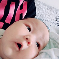 疫情期家里人多，月子里就抱着，现在各忙各的了，把爱抱睡的娃扔给我，我也是要崩溃。粘床就醒了，白天...