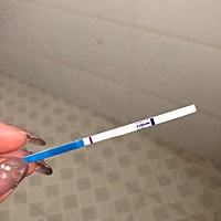 每个月姨妈都不会推迟，来得还多，这个月到现在还没来姨妈，刚测了一下这到底是怀孕了还是姨妈不正常还...