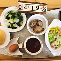 最近，月子餐里面有配的下奶汤和下奶菜。 护士朋友叮嘱我，下奶的还是以高蛋白为主。 下奶汤：牛奶木瓜...