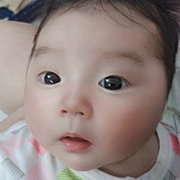 宝宝长开了一些，萌萌哒😄😄😄