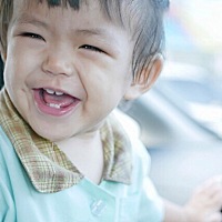 「奇怪!孩子的两颗门牙缝隙怎么会那么大!」陈妈妈抱着孩子至牙科门诊，这么问着医师，就担心孩子进了小...