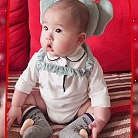 六个月的你跟妈妈磨合的很好啦  体重8.9公斤 身高73厘米 开始努力的坐坐啦  已经开始添加辅食 而且吃的...