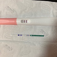 请教一下各位，我月经推迟了一周，今天早上起来验了出现两条杠，是确定怀孕了嘛？🤰