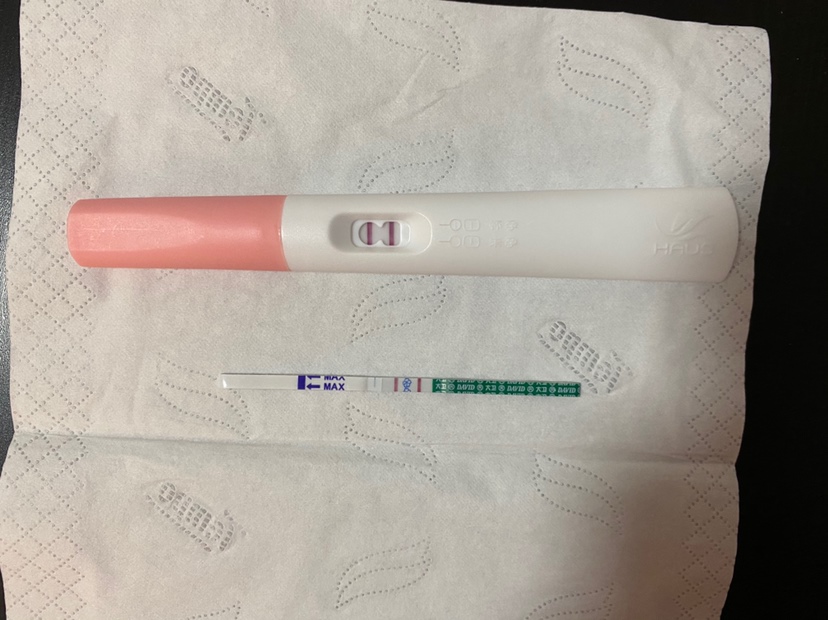 请教各位宝妈们，月经期间一周了，早上醒来验了一下出现两条杠，是确定怀孕了吗🤰