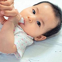 宝宝长牙痛到哭闹不安，许多爸妈常帮他涂抹含有「苯若卡因」(benzocaine)止痛麻醉成分的口内膏，卫福部...