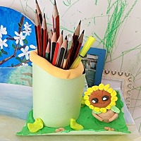 给宝宝做了笔筒后，宝贝爱上写字了。