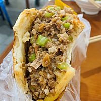 有谁吃过这么良心的肉夹馍吗🥙是我吃过最好吃的肉夹馍😋老公说是几十年的老店，排队的人多的要你相...