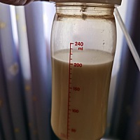 不知道是不是这段时间坚持吃丝瓜蛋汤的缘故，这两天奶量暴增，昨晚和今天都能一次吸出了320毫升，够宝宝...