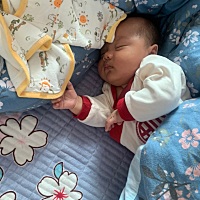 纯母乳喂养。