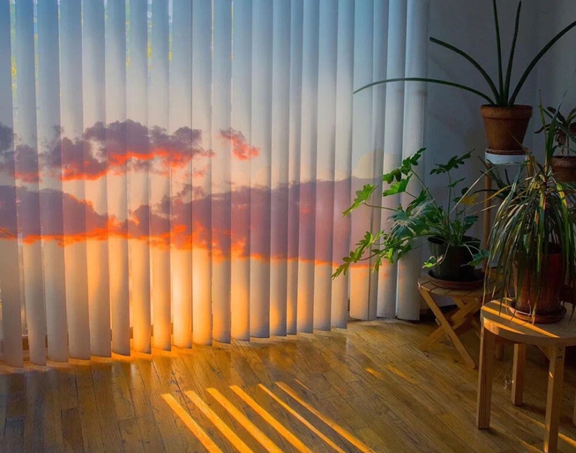 你的信任在确定生命的方向


孙新兰博士：你看天下母亲都犯一样的错误，你希望儿子怎么样？不就是希望他又帅又健康嘛，他刚上高一，也刚刚离开家，会有一个不适应，所以你更要鼓励他，而不是把你的爱全部变成焦虑，变成否定，变成批评，让他更加心绪紊乱，抵抗力自然是很弱的，内分泌自然就是不协调的，可能到时候脾气也越来越暴躁。

所以你要反过来，你要鼓励的是他健康的因子，鼓励他这个美好的动力，所以不是说“你痘痘怎么没少”，而是说“你怎么越来越帅了呢”，他说“帅什么啊一脸的粉刺”，你说“挺好的有了粉刺显得更帅”，他自己就会去洗脸的。因为生命在这个和序中、喜悦中，他有一个”利“的模型，他希望自己更好，更美好，而不是被搞得心绪不宁。

也是一样的，他身体不好，也是说明他刚刚离开家庭，心理上还不够适应，生活上也不够适应，这个时候更需要妈妈鼓励他，你就说他“你很厉害嘛，只是感冒了，而不是从床上掉下来”，给他鼓励给他赞美，永远感觉到他很棒。他需要鼓励，需要你对他很深的信任，你要都看到他美好的因子，生命背后的意志和动力。

哪怕他表现出来是满脸的青春痘，但是他需要妈妈看到这个动力，当这个动力被强化、被确定，就可以主宰他生命的流向，否则变成紊乱在主宰我们，今天朝向这里明天朝向那里，生命活得无所适从。

要很深地鼓励他，你要体会到他现在很不适应，又想要自己是一个大男人，但还有点小朋友的感觉，他多么渴望妈妈给他信任，给他力量，给他向上长的动力，给他这个动因浇水，给他确定这份动力。你越看到他有价值的地方鼓励他，他越长得更结实给你看，你越去干扰他，高一也刚好是个转折时期，他就乱长给你看。