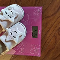 孕前43.6  现在孩子8个月了现在51.7 身高160 苦恼 以前人都说我瘦的是一道闪电，最近我使劲吃饭想让孩子...