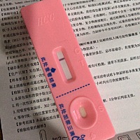 上月大姨妈15号来的，这个月2号排卵日。今天推迟都第十天了测试还是白板。大姨妈也不来，到底咋回事呢？