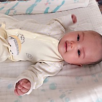 宝宝两个月啰！头胎超快顺产，先见红一天，第二天晚上开始阵痛，一点到医院办手续，2：38进产房，3:40听...