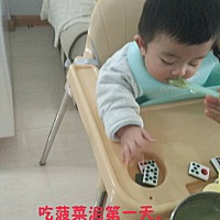 今天加了菠菜泥，三勺米糊吃光光。希望宝宝以后都可以认真的吃饭。肉肉多长点。