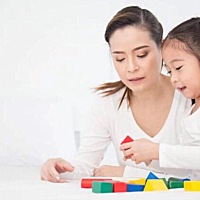 孩子重复要求爸妈说同一故事，喜欢反覆地看同一部卡通片几十次，仍然津津乐道，一点厌倦也没有;爸妈担心...