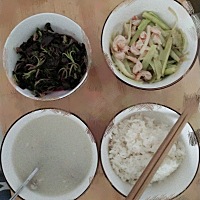 刨腹产出院第一顿月子餐，清炒苋菜 蒲菜炒虾仁 猪蹄排骨汤，老公做的看的出来做过功课了。