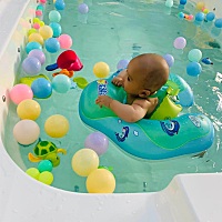 第一次带冬宝出去游泳，刚下水的时候有些小紧张，服务人员让我拉着他的小手，很快就进入状态了，两个小...