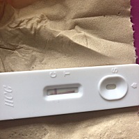 大家可以帮忙解释一下吗？T区出现竖线是不是试纸的问题，有怀孕的可能性吗？