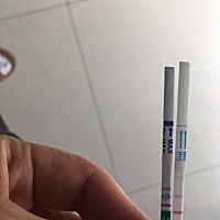 月经推迟六天，下午测出来两条线，测了两次，明天早上晨尿再测下