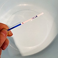 这个月姨妈还没来，白天总感觉小肚隐隐作痛，有点像来姨妈的感觉，早上跟晚上测出来是这样的，是怀了吗...