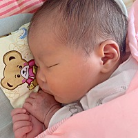 母乳不是很足  大部分靠奶粉每顿50-60多不多  吃完一般3个小时的觉量