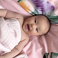 宝妈们，，宝宝洗完澡你们都给她擦什么保湿乳，擦脸上的  推荐推荐😘😘