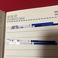 两个测纸牌子不一样，上面两个是早上测的，下面两个是晚上测的。