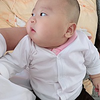 宝贝五个多月了手脚却总是湿乎乎的像是出汗的感觉这正常吗？宝妈们有知道的吗？🙏🙏🙏