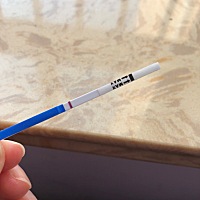 宝妈们帮忙看看是不是怀孕啊，这几天感觉胸疼还胀，月经推迟两天了